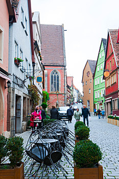 德国罗腾堡童话镇街道上美丽的露天咖啡座