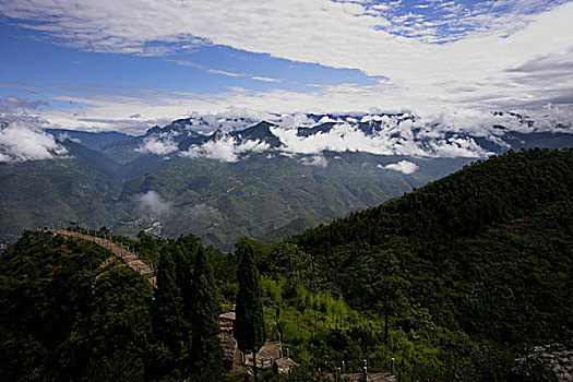 巫溪云台山云雾缭绕下的群山