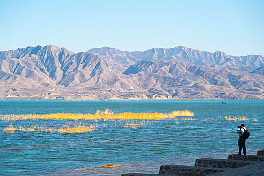 官厅水库的高山大湖碧波黄草水岸摄影师