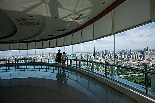 2023年重庆市南岸区南山一棵树观景阁大厅眺望重庆渝中区