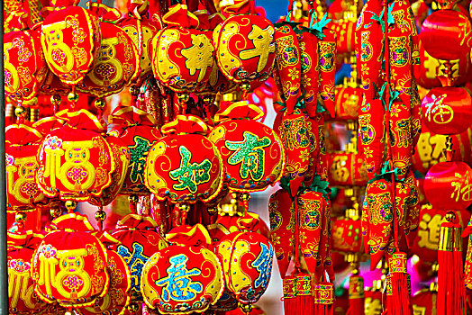 中国春节传统的饰品,灯笼,錢袋,紅椒等造型春节饰品