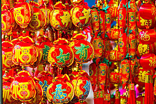 中國(guó)春節(jié)傳統(tǒng)的飾品,燈籠,錢袋,紅椒等造型春節(jié)飾品