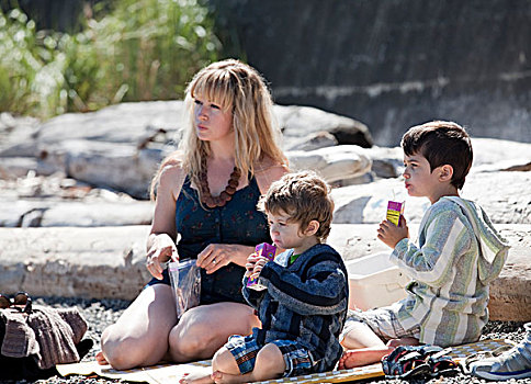 母亲,野餐,两个,儿子,维多利亚,不列颠哥伦比亚省,加拿大