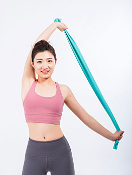 年轻女性使用阻力带锻炼身体