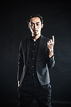 亚洲男子