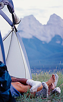 三个人,卧,帐蓬,班芙国家公园,艾伯塔省,加拿大