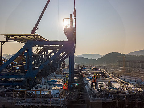 航拍正在建设当中的赣深高铁剑潭东江特大桥施工工地