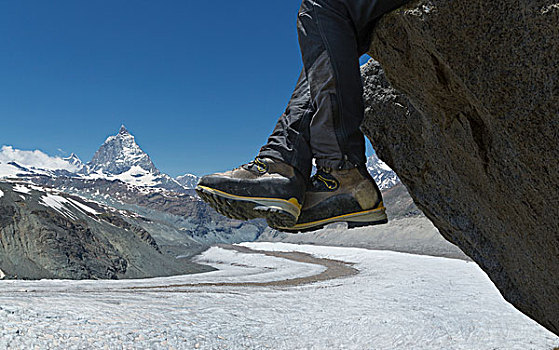男人,坐,岩石上,马塔角,策马特峰,瓦莱州,瑞士