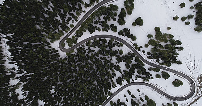 九月天山初雪美,雪岭公路别样景