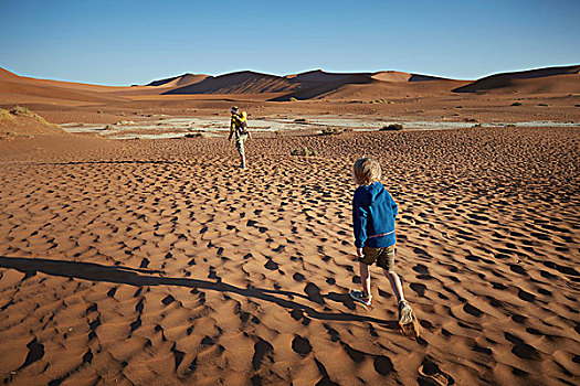 男孩,走,沙漠,纳米比诺克陆夫国家公园,纳米布沙漠,索苏维来地区,死亡谷,非洲
