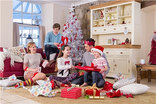 家庭,打开,礼物,圣诞时节