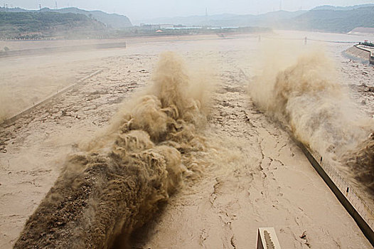 黄河小浪底水库排沙壮观场面