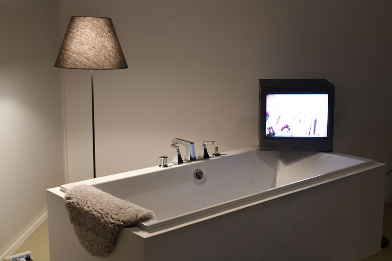 浴缸与电视机
