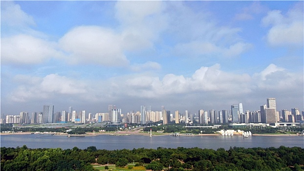 山东省日照市,蓝天白云碧水映衬下的高楼大厦,尽显生态和谐之美