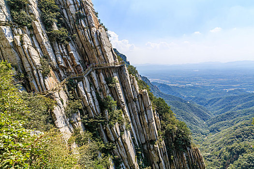 中国河南省登封市中岳嵩山悬崖峭壁自然风光