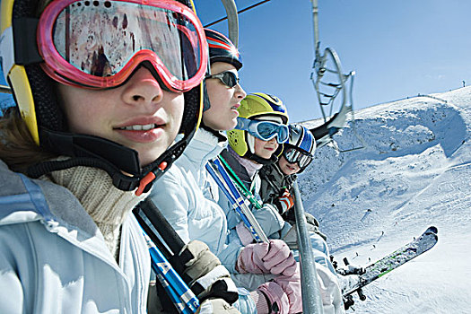 四个,孩子,滑雪,空中缆椅,两个,看镜头