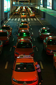 户外拍摄三亚凤凰国际机场外出租车车龙