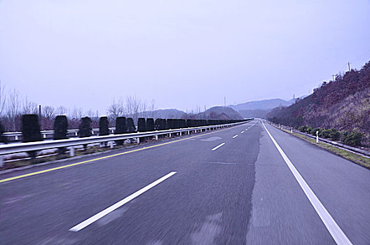空旷的高速公路