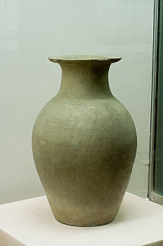 内蒙古博物馆陈列东汉灰陶罐