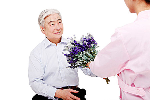 护士给病人送花