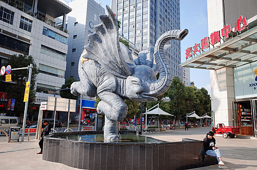 云南文山街头大象雕塑