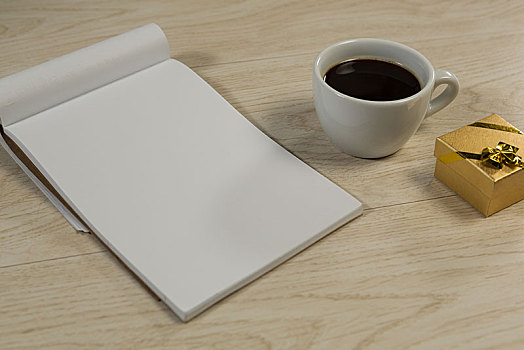 礼盒,便笺,黑咖啡,木桌子