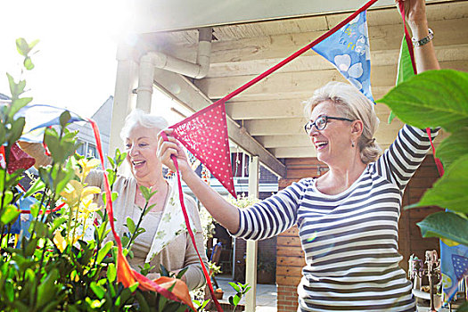 两个女人,花园,悬挂,彩色,彩旗