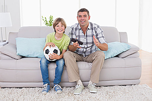高兴,男孩,看,足球比赛,父亲,沙发