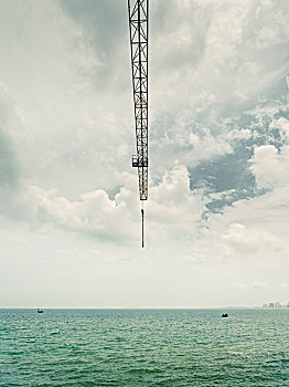 海面上的塔吊吊臂