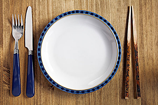 盘子,桌子,刀,叉子,筷子