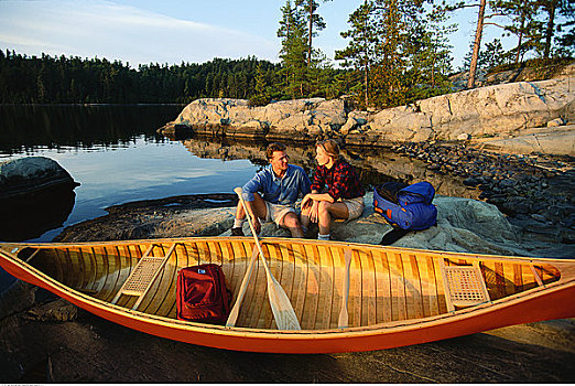 坐,夫妇,岩石上,独木舟,泰马加密,安大略省,加拿大