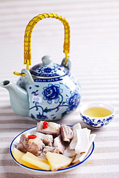 广式煲汤杏鲍菇炖肉