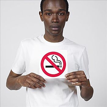 男人,拿着,禁止吸烟标志