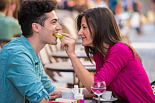 年轻,情侣,吃,蛋白杏仁饼干,街边咖啡,巴黎,法国