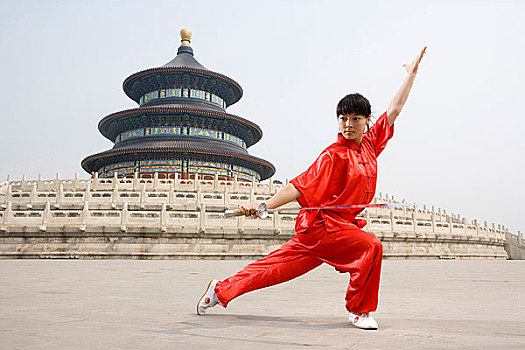 中国武术--一名女武术运动员在天坛祈年殿前练刀法