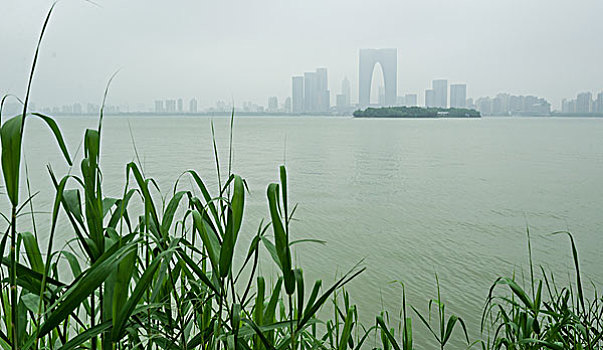 雾霾笼罩下的苏州工业园区金鸡湖畔景观