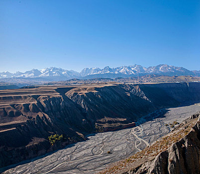 新疆安集海大峡谷谷壁冲刷成的沟壑褶皱