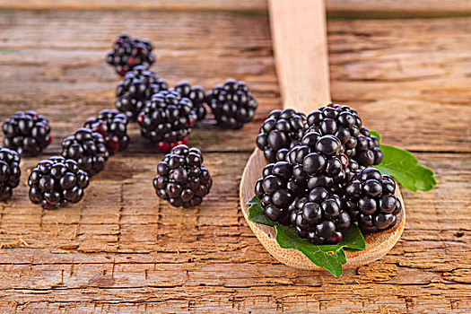 黑莓,勺子,木质背景