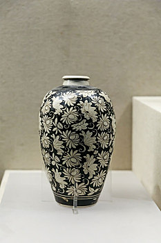 中国安徽博物院馆藏南宋吉州窑黑地白花梅瓶