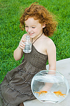 女孩,坐,靠近,金鱼缸,饮用水