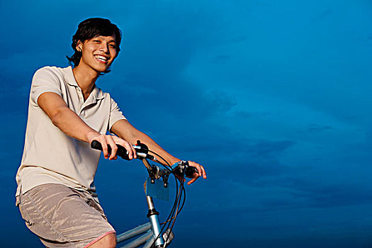骑自行车,看镜头,微笑