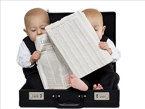 双胞胎,男孩,坐,公文包,报纸