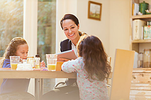 职业母亲,女儿,早餐桌