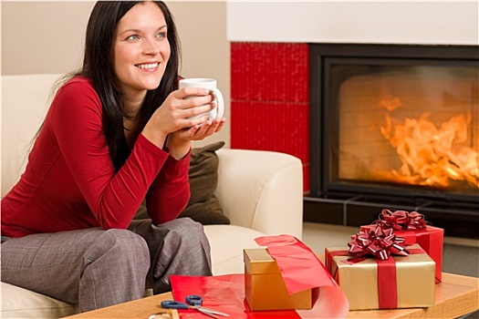 圣诞礼物,包裹,女人,喝,家,壁炉