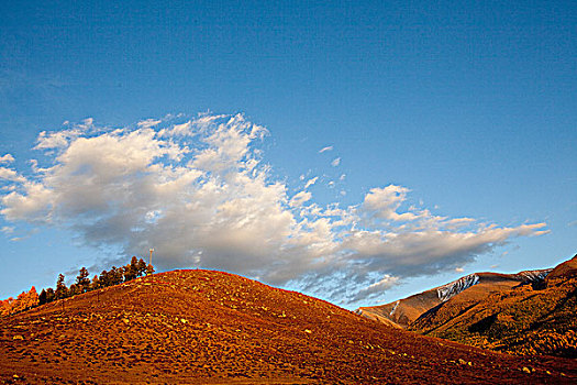 新疆阿勒泰喀纳斯夕阳照山顶