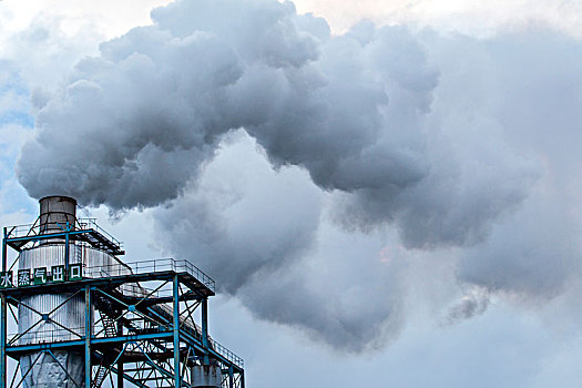 工业生产浓烟水蒸气排放
