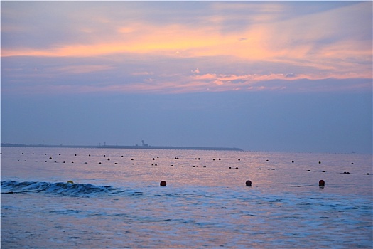 山东省日照市,凌晨五点的海滩上,游客花样百出打卡拍照留下美好瞬间