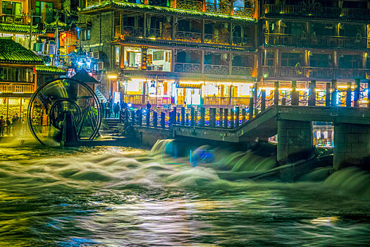 凤凰古城夜晚的水车和沱江