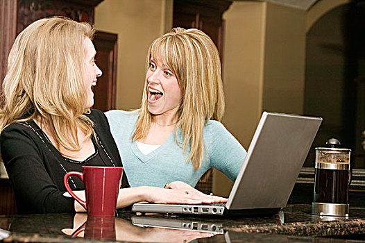 女人,微笑,坐,正面,笔记本电脑