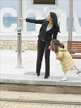 女人,小女孩,6-8岁,等待,电车站,指向,阿利坎特,西班牙